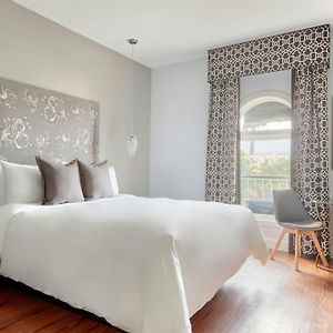 The Crescent Hotel Beverly Hills, Sonder